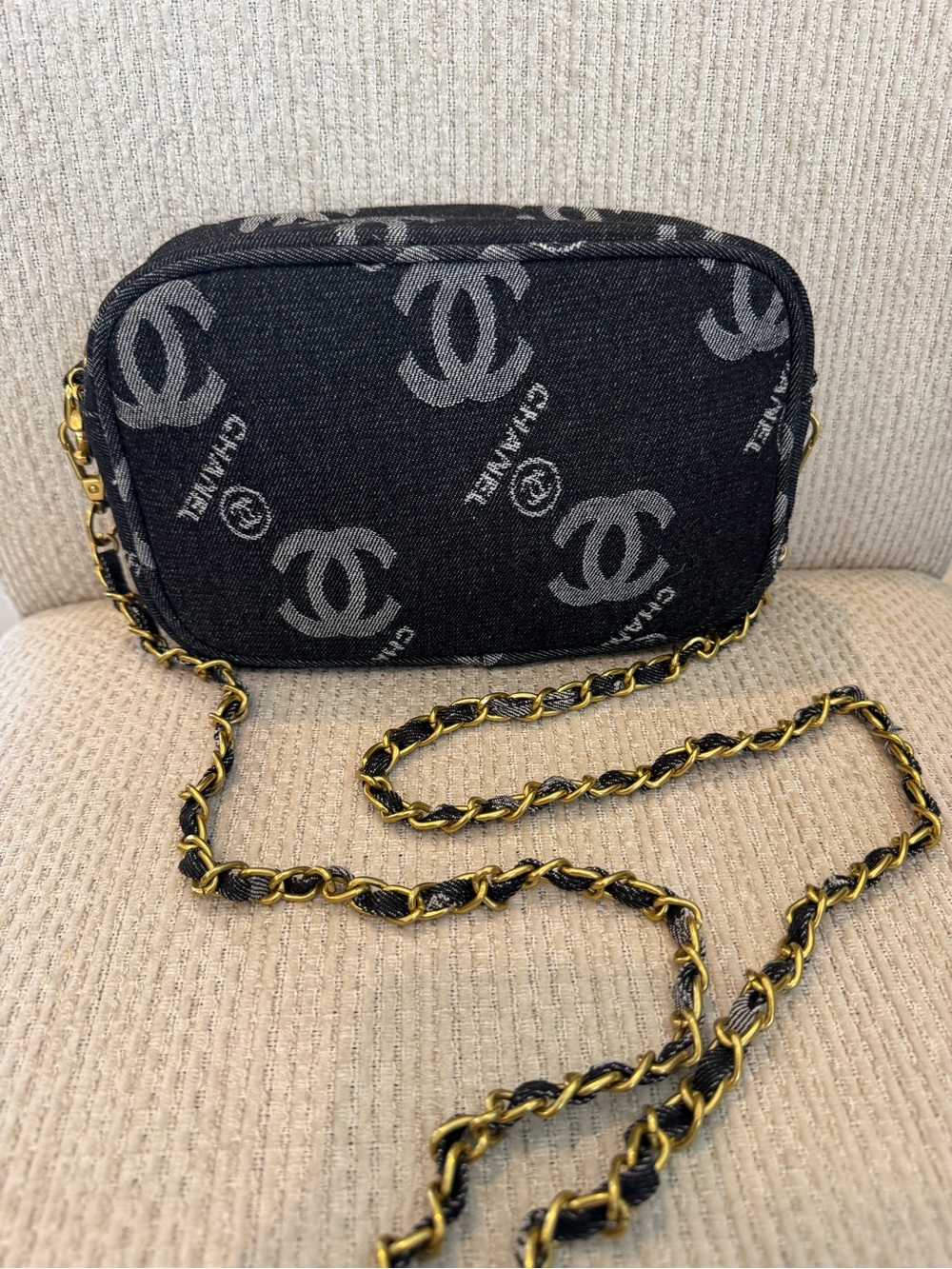 Source Unknown Black & Gray Logo Jacquard Crossbody with Gold Chain